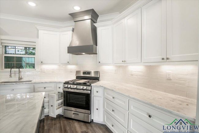 1210 Cobblestone Ct, House other with 3 bedrooms, 2 bathrooms and null parking in Carthage TX | Image 11