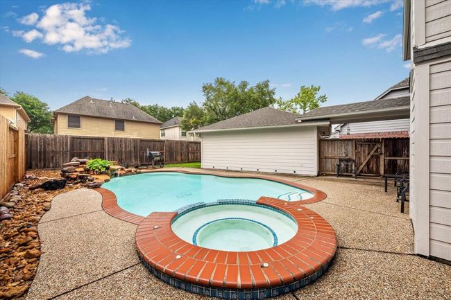 Pool w/Hot Tub | Image 25