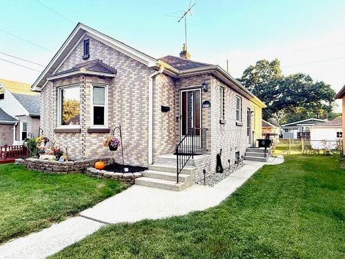 215 Court St, Hobart, IN, 46342-4218 | Card Image