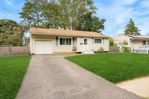 1038 Manor Ln, Bay Shore, NY, 11706-6211 | Card Image
