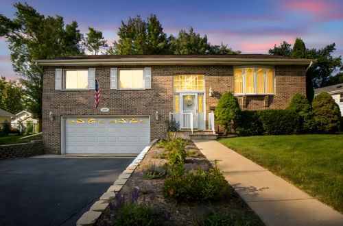 6932 Martin Dr, Woodridge, IL, 60517-1951 | Card Image