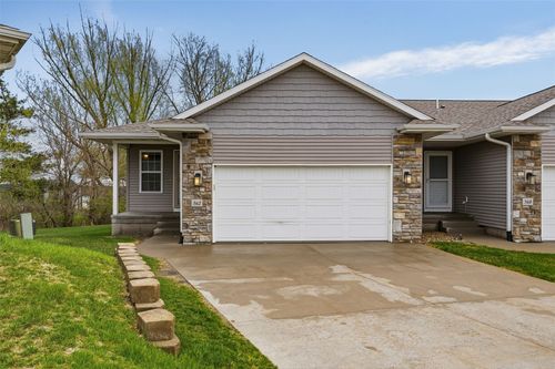 562 Meadow Oak Cir, Fairfax, IA, 52228-4709 | Card Image