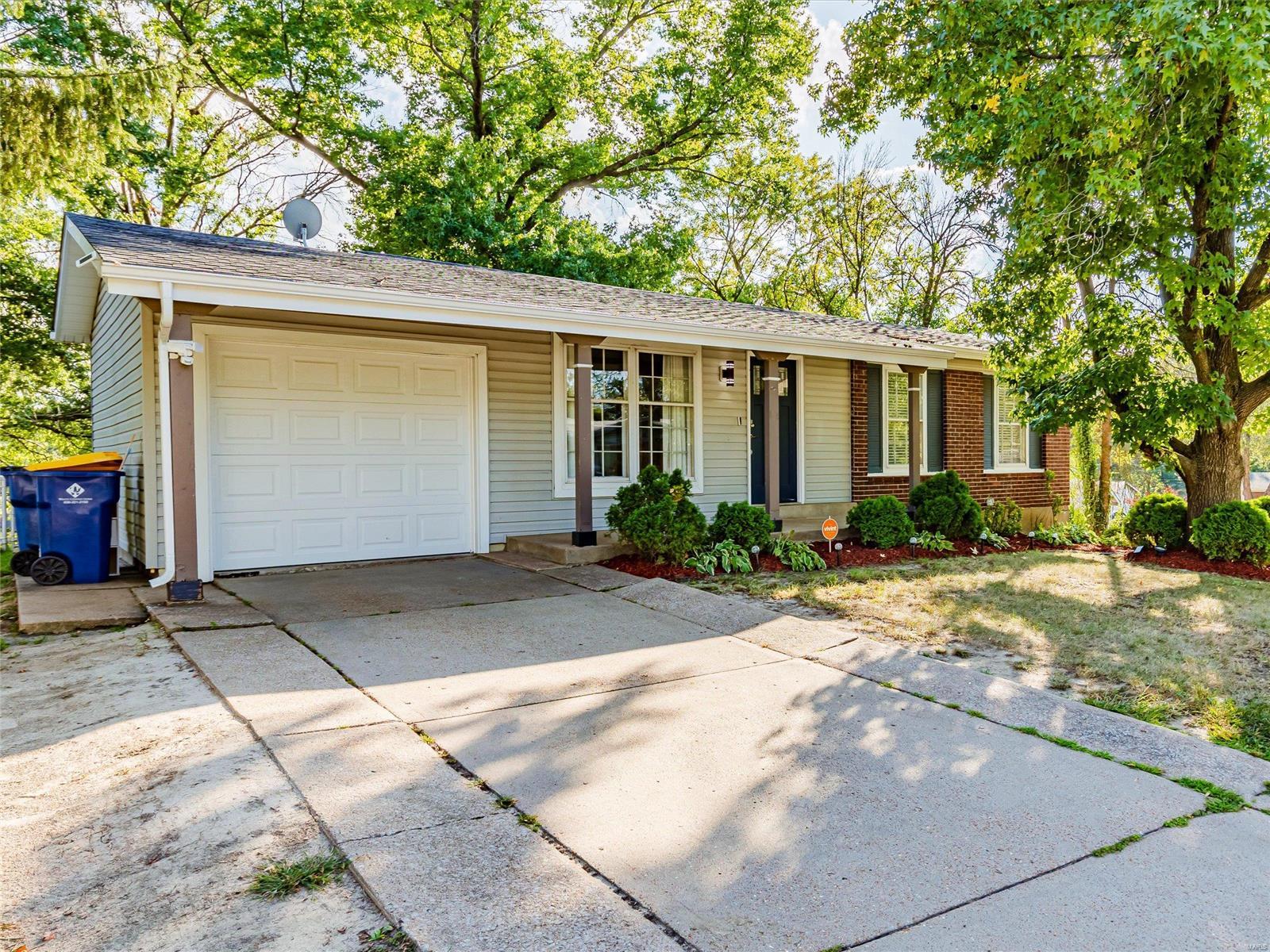 Altozano Ln, Florissant, MO 63033