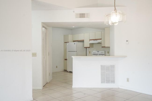 APT-304 - 9033 Wiles Rd, Condo with 2 bedrooms, 2 bathrooms and null parking in Coral Springs FL | Image 4