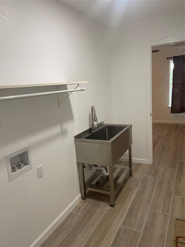 Large utility room complete with oversized sink | Image 12
