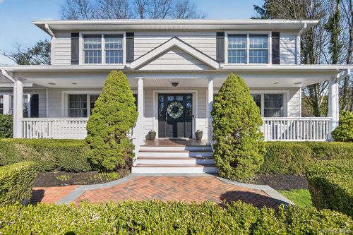 5 Longview Ct, Huntington, NY, 11743-1450 | Card Image