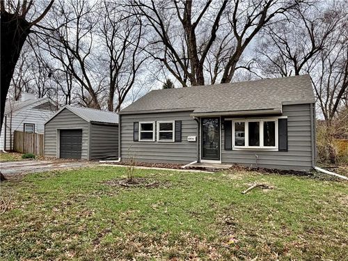 8416 Greenwood Rd, Raytown, MO, 64138-3051 | Card Image