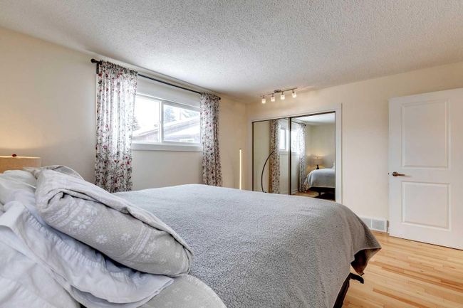 933 Ranchview Crescent Nw, Home with 3 bedrooms, 2 bathrooms and 3 parking in Calgary AB | Image 16