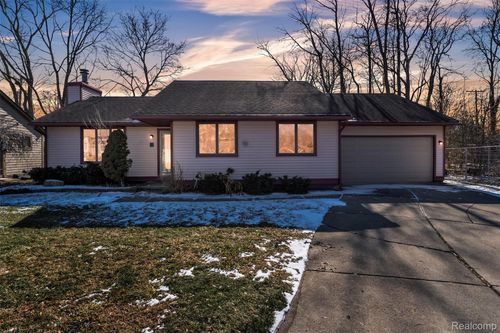 7-15 Lana Ct, Mount Clemens, MI, 48043-2261 | Card Image