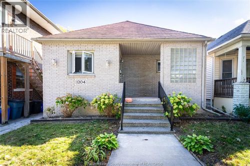 1204 Lincoln Rd, Windsor, ON, N8Y2H8 | Card Image