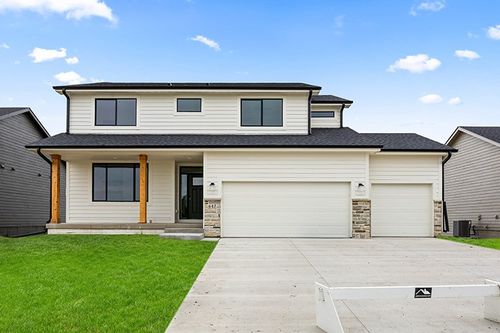 647 34th St Se, Altoona, IA, 50009-2693 | Card Image
