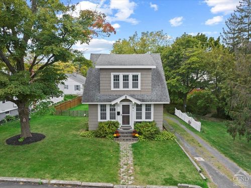 9 Greenport Pkwy, Hudson, NY, 12534-2709 | Card Image