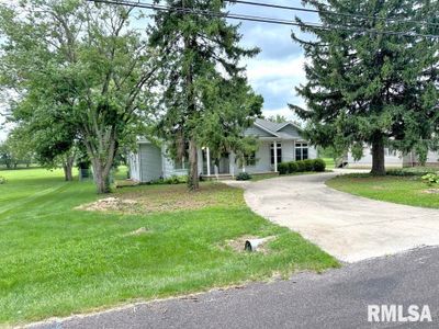 300 Lilac Lane, House attached with 3 bedrooms, 3 bathrooms and null parking in East Peoria IL | Image 2