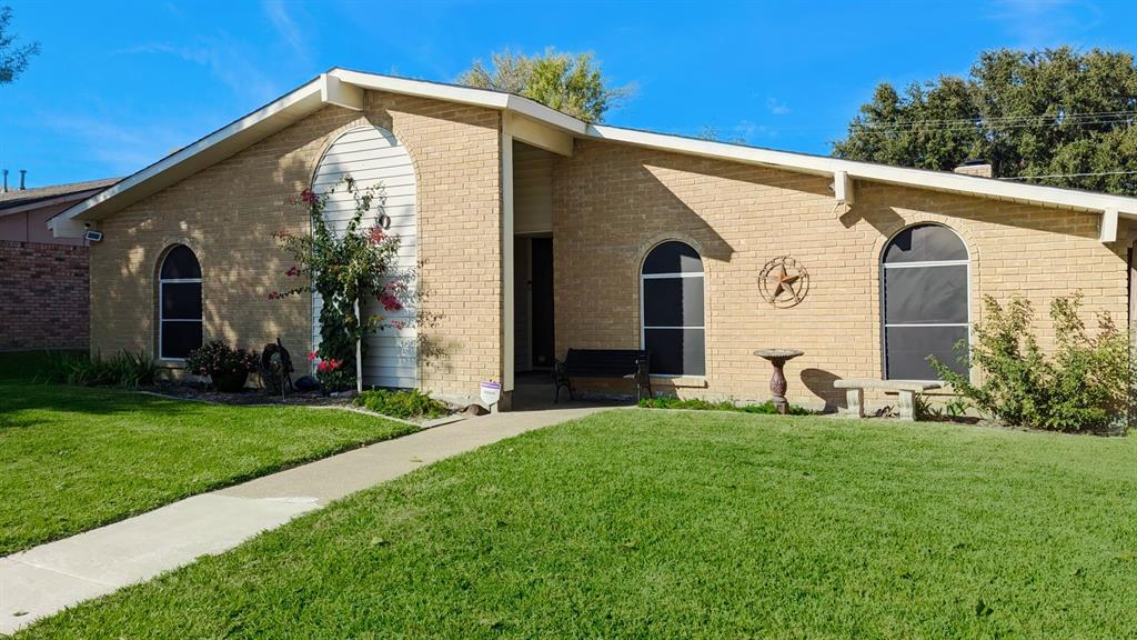 Pinoak Dr, Grand Prairie, TX 75052