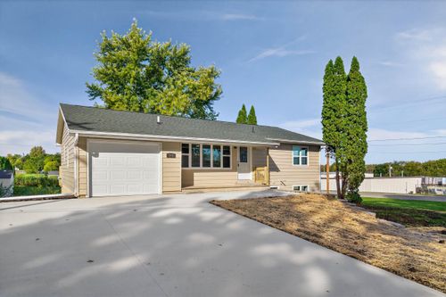 305 2nd St, Grundy Center, IA, 50638-1909 | Card Image