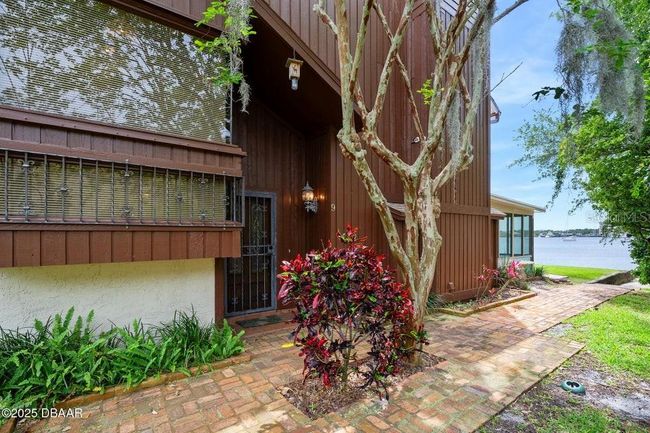 Side Entrance | Image 5
