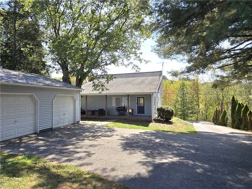 140 E Brewster Rd, Butler, PA, 16001-1102 | Card Image