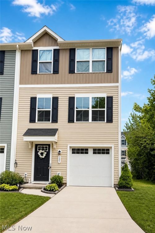 121 Palm Ct, Painesville, OH, 44077-1411 | Card Image
