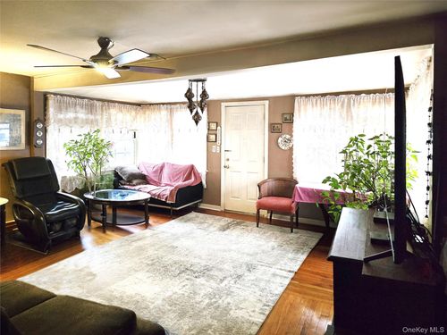 97 Hawkins St, Bronx, NY, 10464-1417 | Card Image