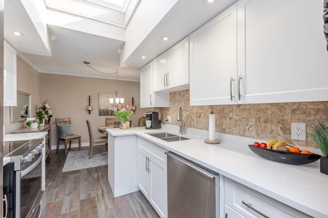 305 - 1351 Martin St, Condo with 2 bedrooms, 1 bathrooms and 1 parking in White Rock BC | Image 5