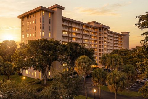 1002-575 Oaks Ln, Pompano Beach, FL, 33069-3715 | Card Image