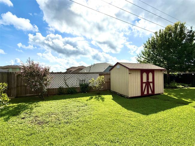 Backyard with lots of space between rear neighbors | Image 22