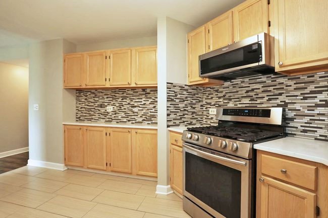 GRANITE COUNTERS & ATTRACTIVE GLASS TILE BACKSPLAS | Image 15
