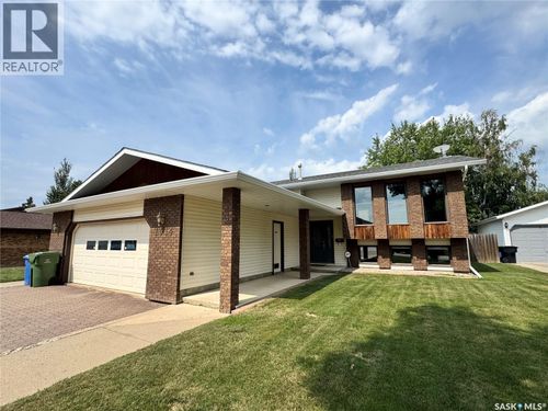 1514 Barton Dr, House with 4 bedrooms, 3 bathrooms and null parking in Prince Albert SK | Card Image