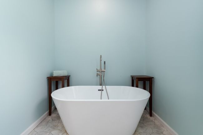 Ooooh, that soaking tub! | Image 16