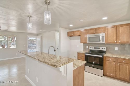 8549 E Rosewood St, Tucson, AZ, 85710-1718 | Card Image