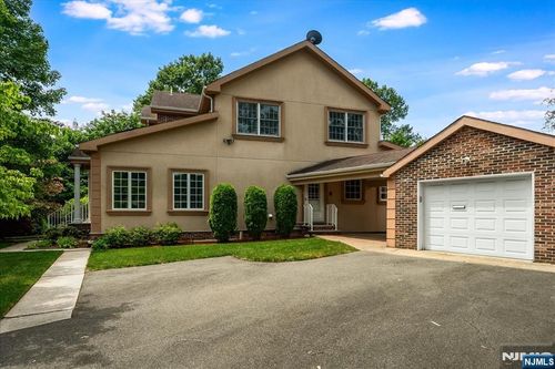 541 Forest Ave, Paramus, NJ, 07652-4705 | Card Image