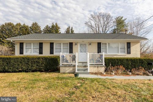 250 Euclid Ave, CHARLES TOWN, WV, 25414-1114 | Card Image