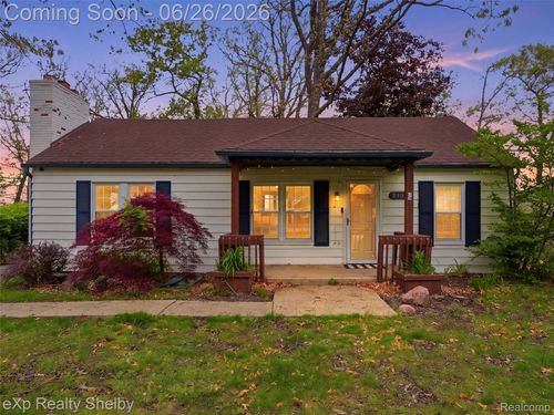 2101 Knollwood St, Auburn Hills, MI, 48326-3122 | Card Image