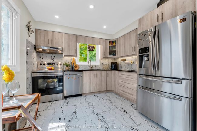 22 Fanshawe Dr, House attached with 4 bedrooms, 3 bathrooms and 2 parking in Brampton ON | Image 9