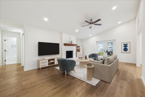 1005 Bowie St, Lockhart, TX, 78644-3210 | Card Image