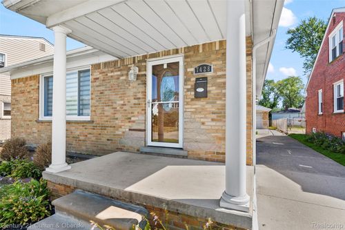 7428 Kingsbury St, Dearborn Heights, MI, 48127-1756 | Card Image