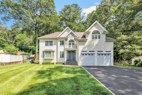 19 Woodlawn Dr, Trumbull, CT, 06611-3813 | Card Image