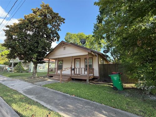 17 E James St, Baytown, TX, 77520-5044 | Card Image