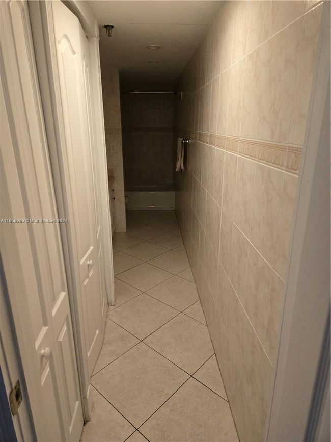 APT-810 - 2625 Collins Ave, Condo with 1 bedrooms, 2 bathrooms and null parking in Miami Beach FL | Image 13