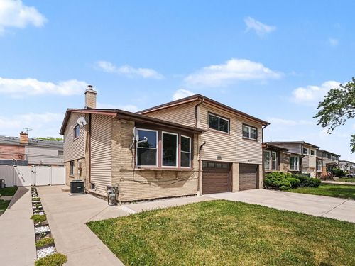 9120 Hollyberry Ave, Des Plaines, IL, 60016-4218 | Card Image