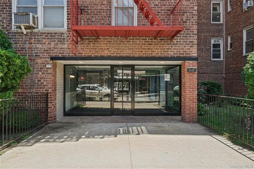 2d-3305 90th St, Jackson Heights, NY, 11372-1601 | Card Image