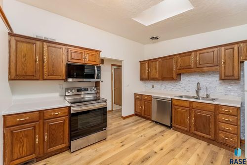 2805 S 1st Avenue Cir, Sioux Falls, SD, 57105 | Card Image