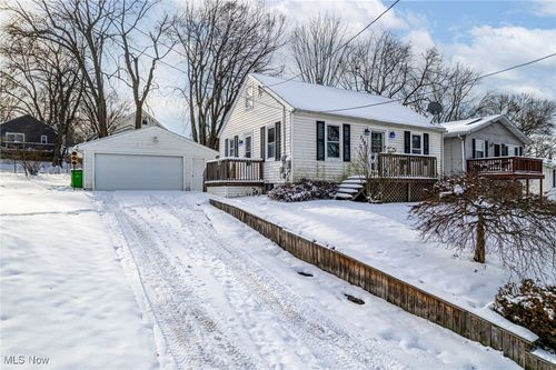 332 Lincoln Ave, Barberton, OH, 44203-2824 | Card Image