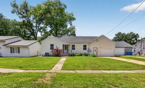 315 9th Ave, De Witt, IA, 52742-1940 | Card Image