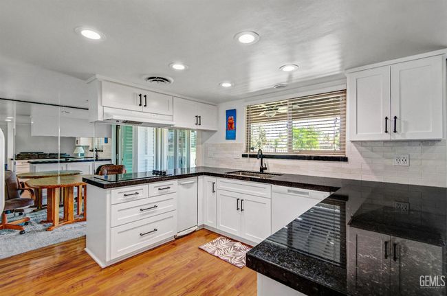 UNIT-9 - 2000 Ashe Rd, Condo with 3 bedrooms, 1 bathrooms and null parking in Bakersfield CA | Image 7