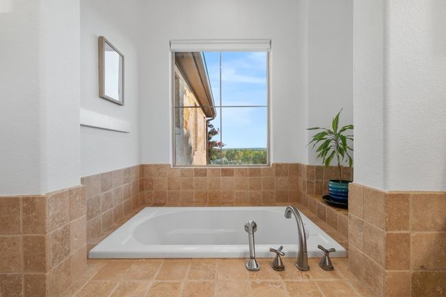 Bathroom with a garden tub | Image 20