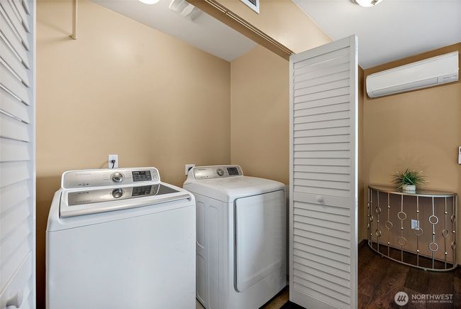 Laundry closet with bi-fold doors - washer and dryer stay! | Image 28
