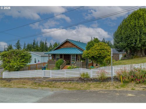 131 Bender St, Myrtle Point, OR, 97458-1401 | Card Image