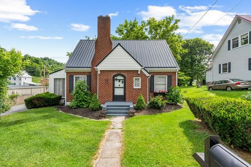 121 1st Ave, Saltville, VA, 24370-3632 | Card Image