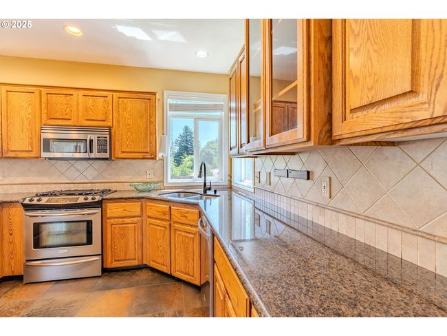308 Sw 38 Th Loop, House other with 4 bedrooms, 3 bathrooms and 3 parking in Gresham OR | Image 13